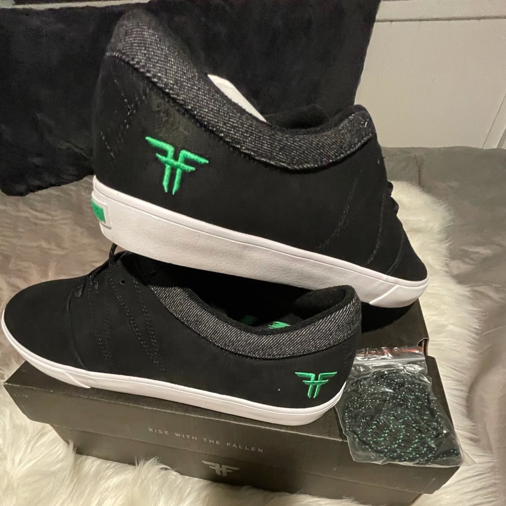 BNWB Authentic MENS tennis shoes by “FALLEN.” 🖤💚